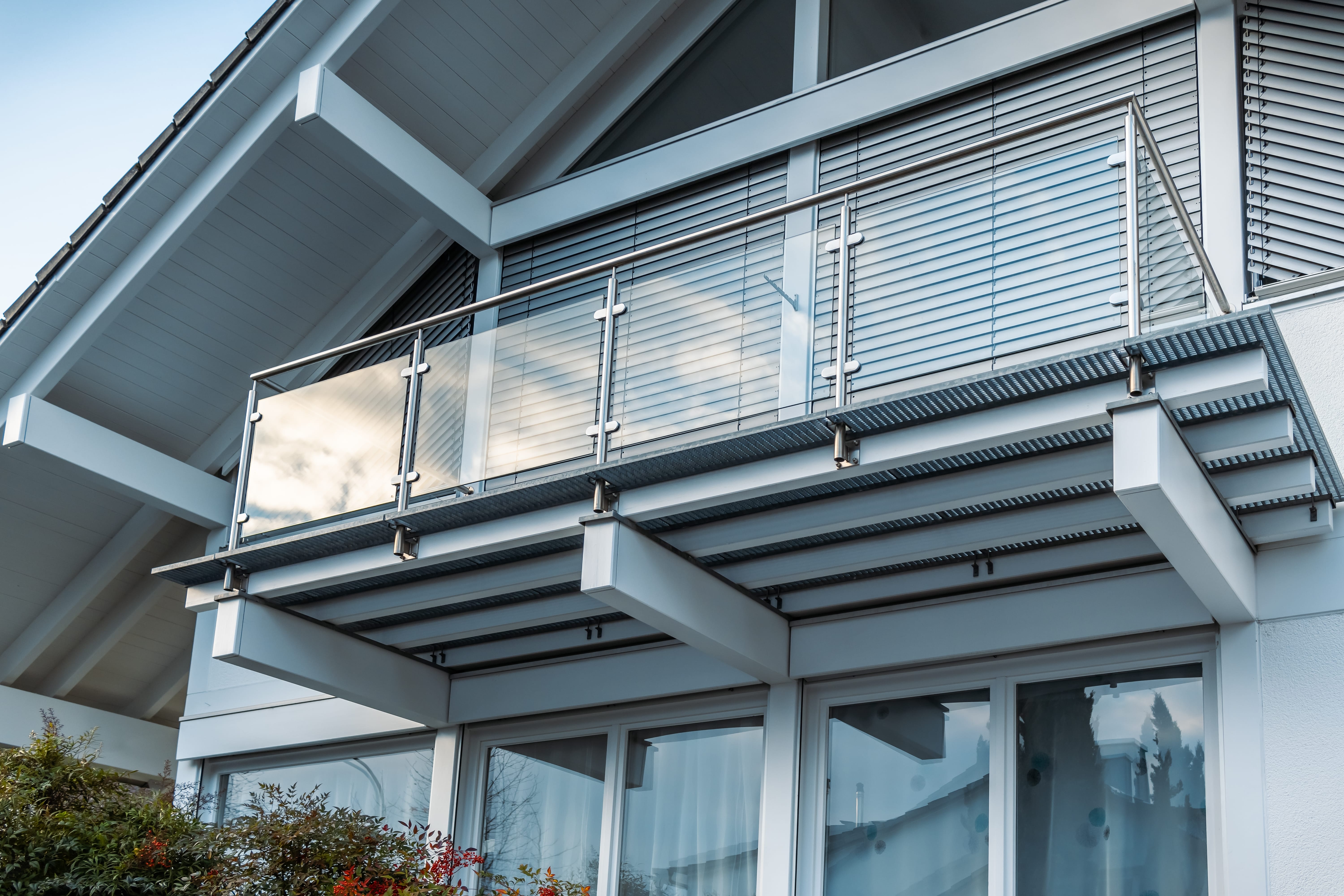 modern,architecture,,balcony,of,family,house,with,combination,of,concrete,