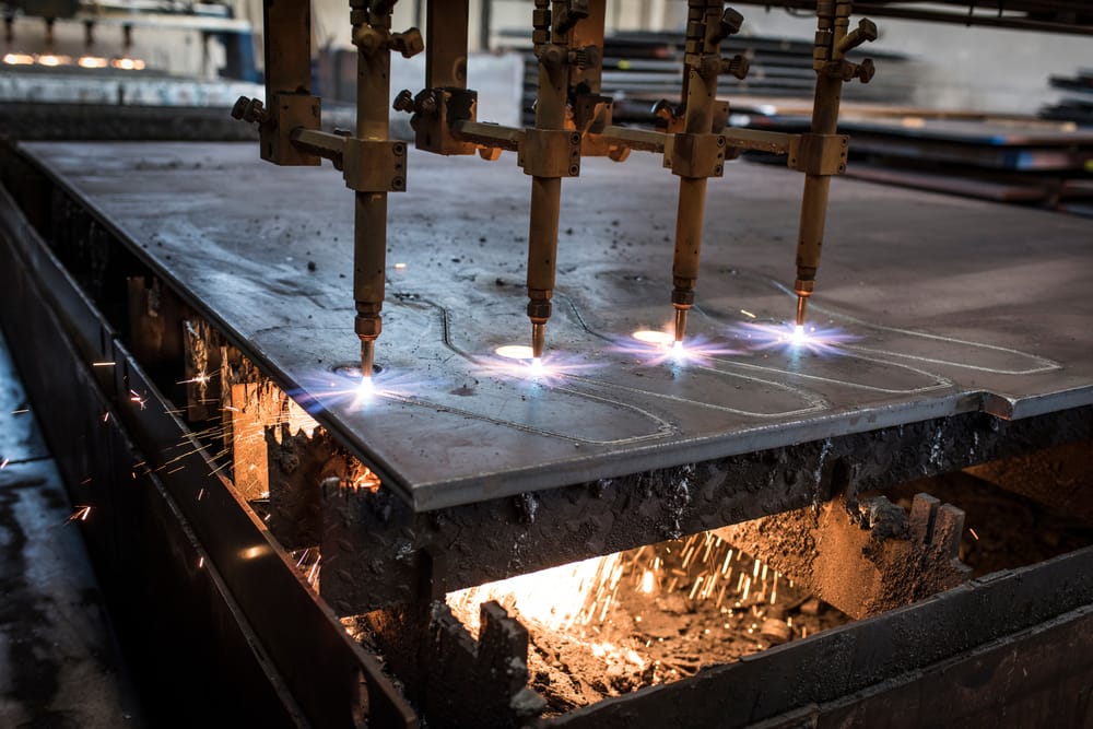 Découpe laser du métal, gros plan sur les étincelles. Traitement dans l’industrie métallurgique.