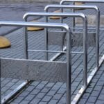 Aire de stationnement pour vélos près du magasin. Stationnement pour vélos pratique.