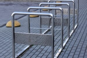 Aire de stationnement pour vélos près du magasin. Stationnement pour vélos pratique.