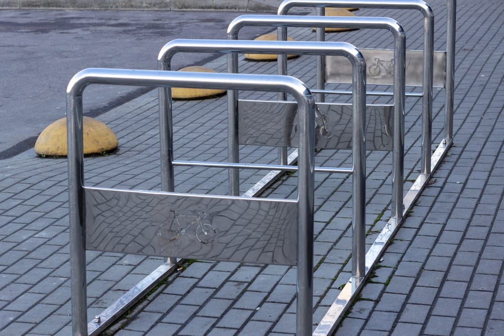 Aire de stationnement pour vélos près du magasin. Stationnement pour vélos pratique.