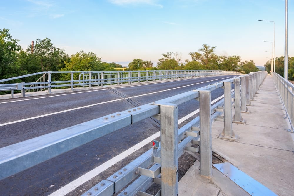 Pont moderne en métal avec garde-corps par temps clair.
